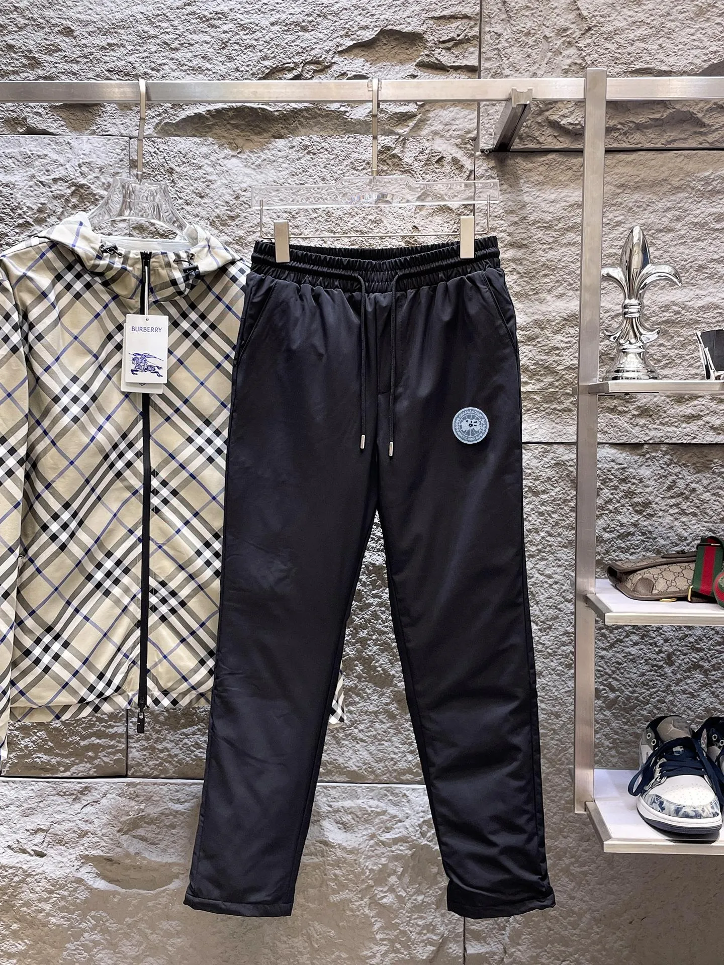 P490 Big Goose🇨🇦 🌹25 new autumn and winter thickened warm down pants are here🔥A must-have outdoor windproof, lockable and warm in winter. Made of professional-grade outdoor windproof, waterproof and breathable fabric. Lining is 90% white duck down filling. Lightweight design. Lightweight and warm. Seamless gluing process on the inside. Uses light and gall-free anti-drilling fabric to effectively prevent velvet running. Original hardware accessories. Classic logo matching. Simple and versatile, the upper body is stylish and not bloated. The style is the same for men and women! Size: M-3XL.